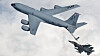 En KC-135 Stratotanker sørger for drivstoff til et F-16-fly.