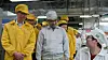 Apples konsernsjef Tim Cook på besøk hos en annen underleverandør, Foxconn i 2012, som også har vært beskyldt for elendige arbeidsvilkår.