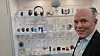 Salgs- og markedsdirektør Geir Langeland i Nordic Semiconductor viser fram produkter fra noen av kundene de selger brikker til.