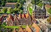 Schleswig-Holstein er den nordligste delstaten i Tyskland og grenser til Danmark. Delstaten har rundt tre millioner innbyggere. Her kjennemerket Holstentor i byen Lübeck.