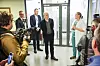 Statsminister Jonas Gahr Støre besøkte St. Olavs hospital mandag for å snakke om helsekøer. Her i samtale med klinikksjef Tina Strømdal Wik. Foto: Jan Langhaug / NTB