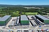 Dette dronebildet fra august 2024 viser de tre datahallene ved Green Mountains datasenter på Heggvin ved Hamar, som ble satt i drift høsten samme år. Det står trolig bak en god del av økningen i datasentrenes strømforbruk på Østlandet det siste året.