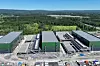 Dette dronebildet fra august 2024 viser de tre datahallene ved Green Mountains datasenter på Heggvin ved Hamar, som ble satt i drift høsten samme år. Det står trolig bak en god del av økningen i datasentrenes strømforbruk på Østlandet det siste året.