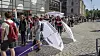 Lanseringskø: Det var ikke helt Apple-tilstander da Teliaforhandlere åpnet salget av Oneplus 6, men ganske mange hadde møtt opp for å få kloa i en. Og snittalderen var ikke høy. Foto: Odd R. Valmot