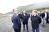 Fra venstre: Nils Lysø (Aker), Narvik-ordfører Rune Edvardsen (Ap), Kristian Røkke og Stian Jenssen (begge Aker) på tomten til Nscales kommende datasenter i Narvik. Prosjektet har fått 2,2 milliarder i lån fra Eksfin.