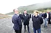 Fra venstre: Nils Lysø (Aker), Narvik-ordfører Rune Edvardsen (Ap), Kristian Røkke og Stian Jenssen (begge Aker) på tomten til Nscales kommende datasenter i Narvik. Prosjektet har fått 2,2 milliarder i lån fra Eksfin.