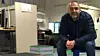 Preben Mogensen er professor i trådløs kommunikasjon ved Aalborg Universitet. Her utvikler han fremtidens mobilnettverk, som blant annet skal brukes til selvkjørende biler, som her blir testet med miniatyrmodeller.