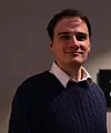 Miloš Novović leverte nylig sin doktorgrad i privatrett – og venter på å gjennomføre sin disputas. I august ble han ansatt som privatrett-rådgiver hos Telenor. Bilde: Andrea Bruer/digi.no