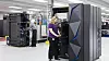 IBMs ingeniører klargjør stormaskiner før forsendelse til kunder. Bildet er tatt ved IBMs fabrikk i Poughkeepsie.
