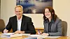 Eiliv Ofigsbø, direktør for IKT-kapasiteter i Forsvarsmateriell underskriver kontrakten med daglig leder Fay Grenersen i Systemintegrasjon. Begge parter er godt fornøyd med det nye samarbeidet. Foto: Systemintegrasjon
