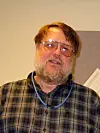 Ray Tomlinson i 2004. Foto: Andreu Veà, WiWiW.org (CC BY-SA 3.0)