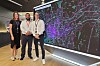 Osman Ibrahim fra Oslo kommunes beredskapsetat, flankert av Olivia Lundholm og Tom Henriksen fra Telia, foran kartet der mobildata fra Telia viser hvordan folk beveger seg i Oslo sentrum. Kartet viser bevegelser fra formiddagen 17. mai i år. Tallene i øverste linje viser antall mennesker i området; røde og grønne piler markerer om trenden er færre eller flere mennesker i området, og tallene i tredje linje viser hvor mye antall mennesker i området har endret seg i prosent og reelt siden forrige oppdatering.