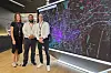 Osman Ibrahim fra Oslo kommunes beredskapsetat, flankert av Olivia Lundholm og Tom Henriksen fra Telia, foran kartet der mobildata fra Telia viser hvordan folk beveger seg i Oslo sentrum. Kartet viser bevegelser fra formiddagen 17. mai i år. Tallene i øverste linje viser antall mennesker i området; røde og grønne piler markerer om trenden er færre eller flere mennesker i området, og tallene i tredje linje viser hvor mye antall mennesker i området har endret seg i prosent og reelt siden forrige oppdatering.