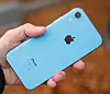 iPhone XR fås i en rekke ulike farger – vi synes vårt lyseblå testeksemplar ser riktig så lekkert ut. Foto: