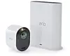 Smarthub-enheten til høyre på bildet er navet i Arlo-løsningen. Du kan koble til flere kameraer og andre enheter fra Arlo. Foto: Arlo