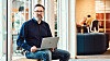 Øyvind Kristiansen i Telia Norge advarer nordmenn mot mobilsvindel i sommer. Seks av 10 Telia-kunder som har lastet ned Flubot-viruset, er norske.