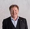 Kommunalminister Sigbjørn Gjelsvik sier departementet har samlet inn flere hundre kilo data- og telekomutstyr til Ukraina. Foto: Are Thunes Samsonsen