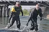Teknologidirektør Vegar Kjenner i Huawei (til venstre) og laksefisker Per Øivind Skard er her i ferd med å sette opp den kunstig intelligens-drevne fella for pukkellaksen i Kongsfjordelva i Berlevåg i Finnmark.