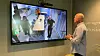 For å kompensere for færre besøk til avdelingskontorene, har de satt opp en konstant online «interaktiv videovegg» mellom kontoret i Alta og Bodø. Foto: Signal Bredbånd