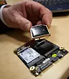 I likhet med minnepinnen har også SSD-varianten en egen dedikert kryptoprosessor, som her er løsnet. Med 128 gigabyte lagring har enheten en markedspris på 3.600 kroner.