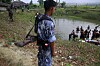 Myndighetene i Myanmar vil ikke at sannheten om hvordan rohingya-minoriteten har det, skal komme ut, mener menneskerettsaktivisten Matthew Smith fra organisasjonen Fortify Rights. Bildet viser båtflyktninger som er innlosjert på en skole i Maungdaw i delstaten Rakhine.