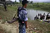 Myndighetene i Myanmar vil ikke at sannheten om hvordan rohingya-minoriteten har det, skal komme ut, mener menneskerettsaktivisten Matthew Smith fra organisasjonen Fortify Rights. Bildet viser båtflyktninger som er innlosjert på en skole i Maungdaw i delstaten Rakhine.