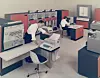 Arbeid utføres på modell 44 av IBMs System 360, som ble introdusert i 1966. Stormaskinene har blitt mye mindre enn de var, og kapasiteten større. Dagens stormaskiner ser ut som et ganske stort skap. Foto: IBM