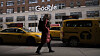En kvinne går forbi Googles kontor i New York.