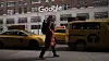 En kvinne går forbi Googles kontor i New York.