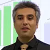 Ardeshir Mohamadi forsker på hvordan man kan gjøre de rimelige GPS-mottagerne, som vi har i mobiltelefonen eller i treningsklokka, mye mer nøyaktige uten å måtte benytte kostbare ekstra-tjenester. Foto: NTNU