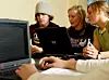 Gruppearbeid rundt pc ved NTNU