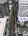 Google bruker nå sine verdensomspennende 3D-kartdata til å korrigere GPS-signalene i byene. Den gule linjen viser hvor brukeren faktisk går, mens den røde linjen er det vanlig, ukorrigert GPS-en viser. Den blå linjen viser ruten der posisjonen korrigeres med hjelp av 3D-kartene. Illustrasjon: Kilde