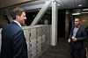 Ansatte har ikke faste plasser, men kan plassere personlige eiendeler i egne skap.