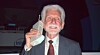 Martin Cooper var divisjonssjef i Motorola da han den 3. april 1973 utførte den første mobilsamtalen fra et håndholdt apparat. Her avbildet under en konferanse i 2007 med den 50 år gamle prototypen til Motorola DynaTAC.