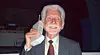 Martin Cooper var divisjonssjef i Motorola da han den 3. april 1973 utførte den første mobilsamtalen fra et håndholdt apparat. Her avbildet under en konferanse i 2007 med den 50 år gamle prototypen til Motorola DynaTAC.