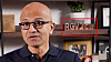 Hva skjuler det seg i tegnene som står på hylla bak Microsoft-sjefen?
