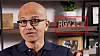 Hva skjuler det seg i tegnene som står på hylla bak Microsoft-sjefen?