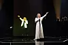 Modellen NRK brukte, er trent på tusenvis av bilder og video av Jan Werner, og de la hans utseende oppå en opptreden av Kim Rune Hagen. Her er Elisabeth Andreassen sammen med en KI-generert Jan Werner.