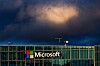 En amerikansk sak om krypteringsnøkler bør få Microsoft-brukere til å revurdere tillitsforholdet til teknologigiganten, mener en dansk professor i IT-sikkerhet.