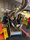 Andersen tester ut sklien i kantina på Google-kontoret i Zurich. Der kan man ta sklie eller brannstang ned til kantina om man har dårlig tid. Foto: Privat