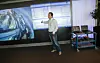 Jørgen Binningsbø fra Telenor Corporate Development demonstrerer HD-streaming over LTE-nettverket. Her var datagjennomstrømningen på rundt 8 megabit/s.