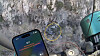 Bilvrak nede i en canyon i Los Angeles County, sett fra et redningshelikopter som har blitt varslet via satellitt av bilførerens Iphone 14. Dette kan både gjøres av brukeren selv eller utløses automatisk av en kollisjonsdetektor i mobilen.