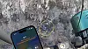 Bilvrak nede i en canyon i Los Angeles County, sett fra et redningshelikopter som har blitt varslet via satellitt av bilførerens Iphone 14. Dette kan både gjøres av brukeren selv eller utløses automatisk av en kollisjonsdetektor i mobilen.