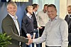 Jørn Seglem fra Evidi og Edvin Valen fra Auzilium med teamet i bakgrunnen. Evidi har kjøpt Auzilium, et norsk miljø som jobber med Microsoft Dynamics 365 Business Central.