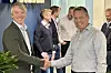 Jørn Seglem fra Evidi og Edvin Valen fra Auzilium med teamet i bakgrunnen. Evidi har kjøpt Auzilium, et norsk miljø som jobber med Microsoft Dynamics 365 Business Central.