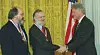 Ken Thompson (til venstre) og Dennis Ritchie (i midten) mottar National Medal of Technology fra president Bill Clinton i 1999.