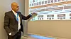 Arif Shafique forklarer hvordan rammeverket de har bygget (den rød linjen) ligger mellom backend og frontend. Foto: Kurt Lekanger