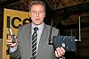 Daværende Ice-sjef Matthias Peter, med ruteren for mobilt bredbånd som var i salg i 2007, ett år etter åpningen av nettet.