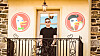 DuckDuckGo-gründer Gabriel Weinberg er fornøyd med at Google har overført duck.com-domenet til selskapet hans. Her står han på en balkong på huset som er selskapet hovedkvarter.