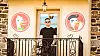 DuckDuckGo-gründer Gabriel Weinberg er fornøyd med at Google har overført duck.com-domenet til selskapet hans. Her står han på en balkong på huset som er selskapet hovedkvarter.